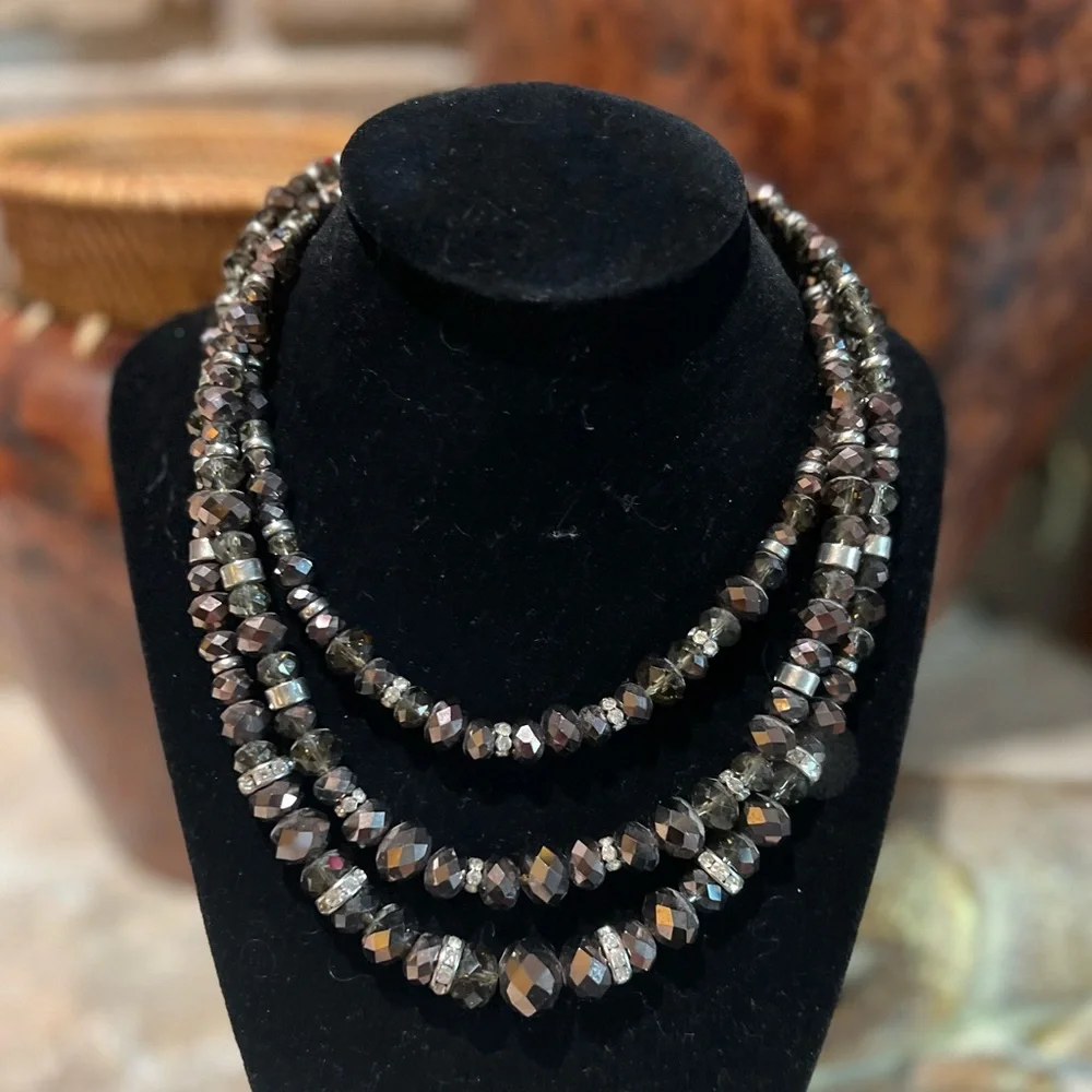 GUC- Iridescent beautiful 3 strand necklace with a fold over clasp. - Picture 2 of 8